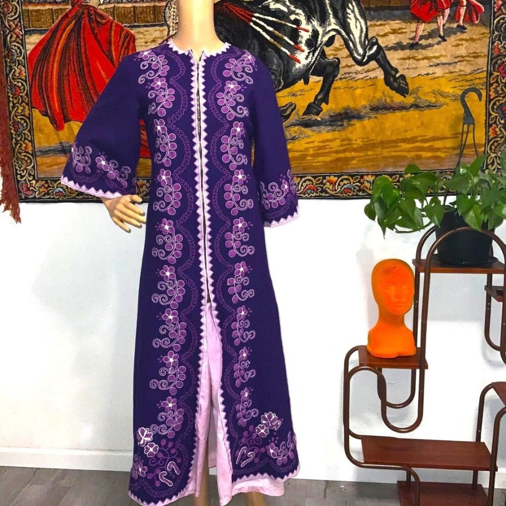 Vintage Impeccable Floral Hand Embroidered Purple Satin Lined Duster Jac